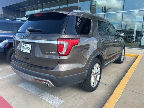 Used 2016 Ford Explorer XLT w/ Equipment Group 202A FWD image 5