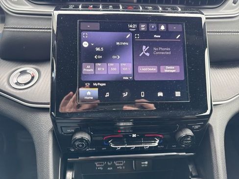 Used 2025 Jeep Grand Cherokee Laredo image 19