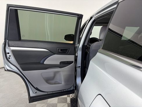 Used 2017 Toyota Highlander LE FWD image 12