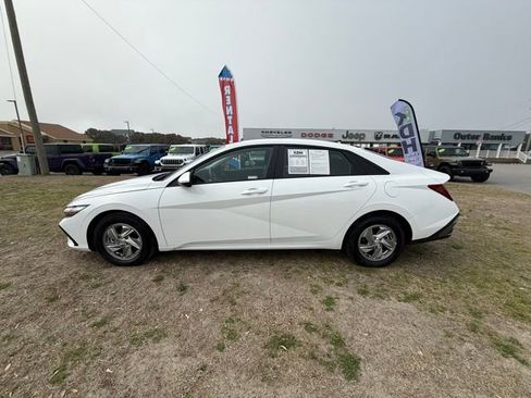 Used 2025 Hyundai Elantra SE image 4