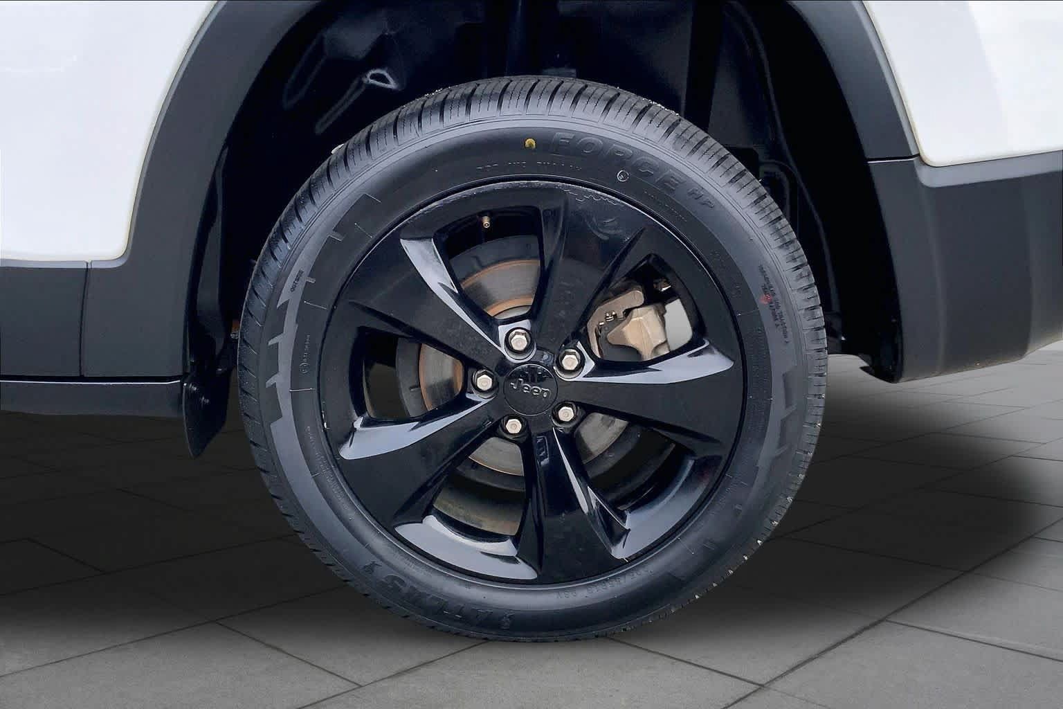 Used 2020 Jeep Cherokee Latitude Plus FWD image 9