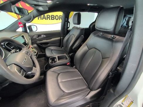 Used 2025 Chrysler Pacifica Select FWD image 11