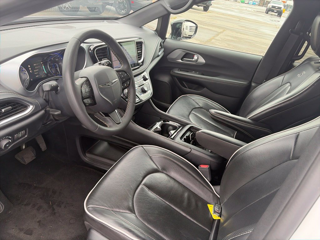 Used 2025 Chrysler Pacifica Limited FWD image 16