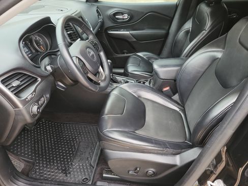 Used 2019 Jeep Cherokee Latitude Plus w/ Comfort/Convenience Group FWD image 18