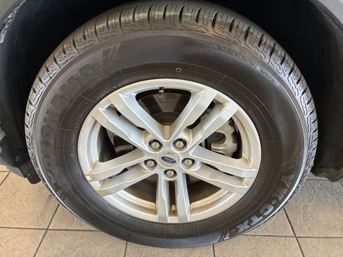 Used 2023 Ford Explorer XLT AWD/4WD image 7