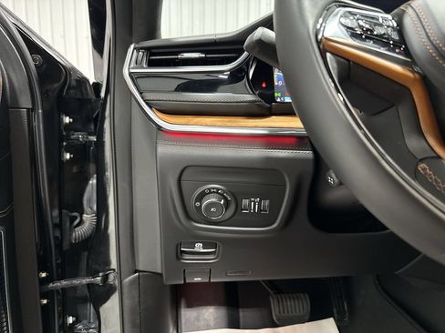 Used 2025 Jeep Grand Cherokee Summit AWD/4WD image 18
