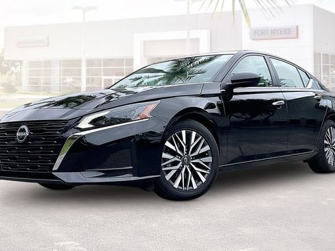Used 2025 Nissan Altima 2.5 SV FWD image 28