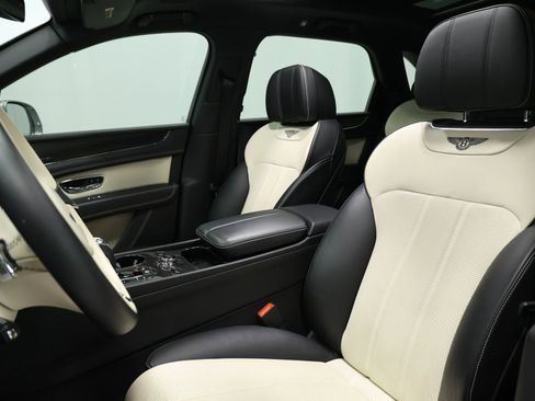 Used 2019 Bentley Bentayga image 17
