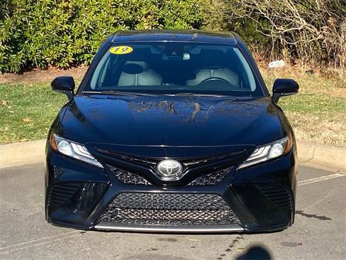 Used 2019 Toyota Camry XSE image 3