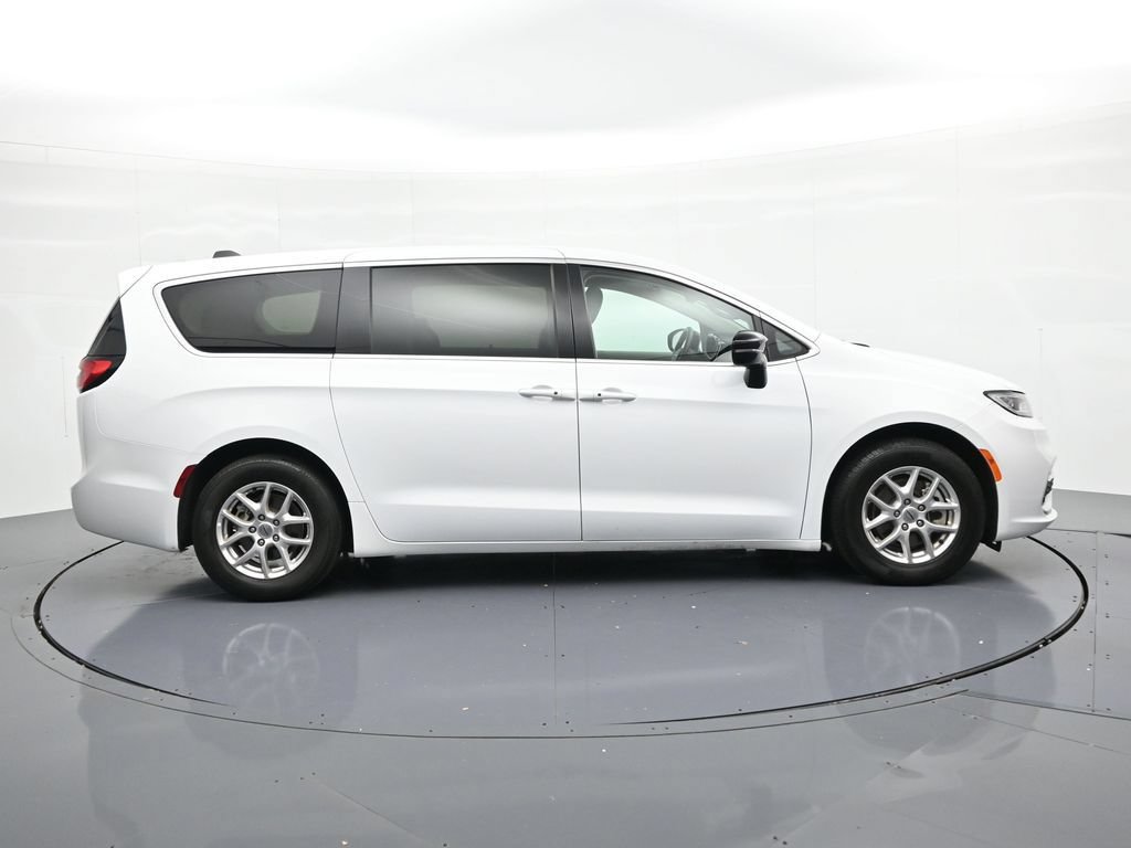 Used 2024 Chrysler Pacifica Touring-L FWD image 5