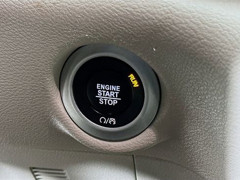 Certified 2024 Chrysler Pacifica Touring-L image 22