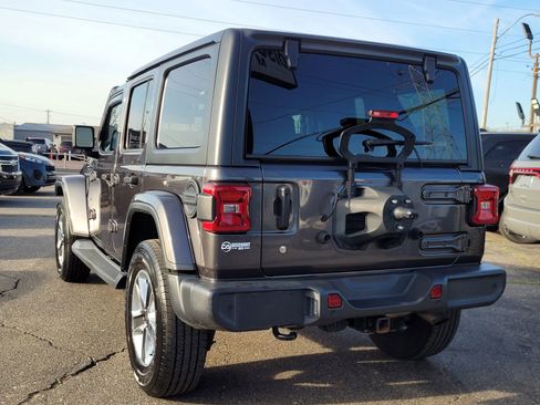 Used 2018 Jeep Wrangler Unlimited Sahara AWD/4WD image 9