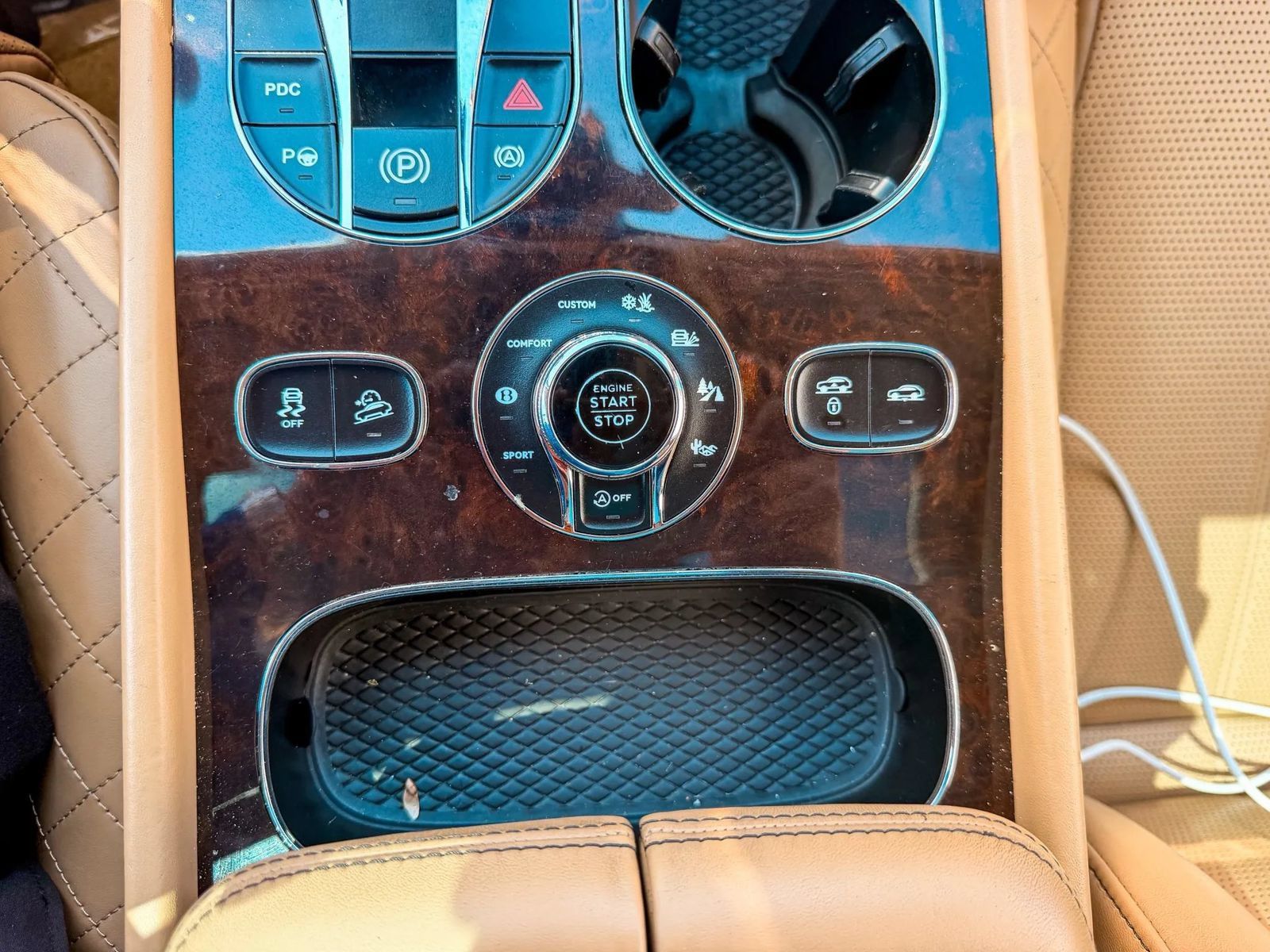 Used 2017 Bentley Bentayga AWD/4WD image 40