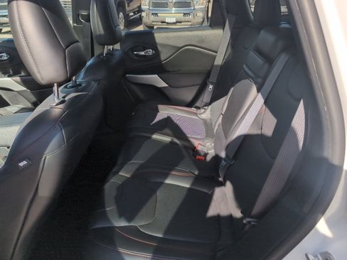 Used 2017 Jeep Cherokee Trailhawk AWD/4WD image 18