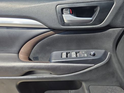 Used 2017 Toyota Highlander XLE FWD image 25