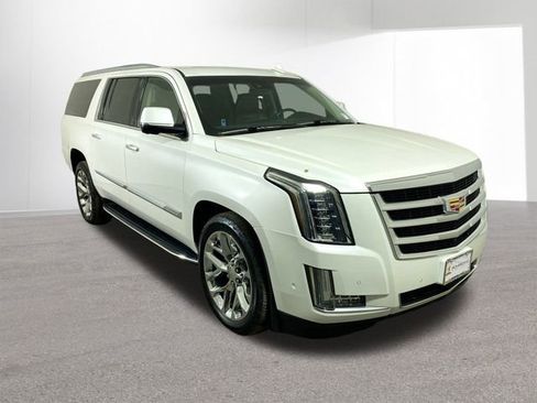 Used 2019 Cadillac Escalade ESV Luxury image 3