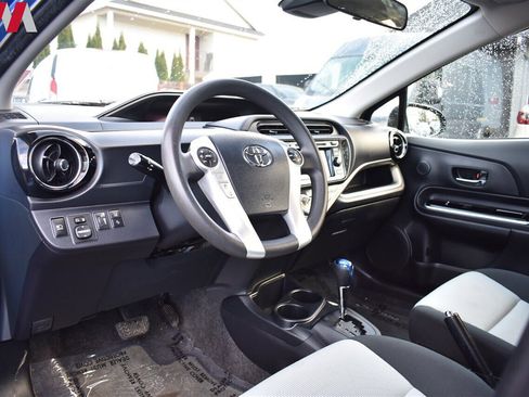 Used 2017 Toyota Prius C One image 3