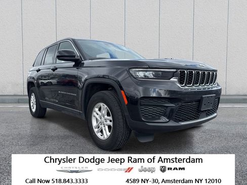 Used 2023 Jeep Grand Cherokee Laredo image 1