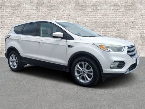 Used 2017 Ford Escape SE FWD image 1