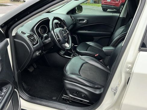 Used 2018 Jeep Compass Latitude w/ Popular Equipment Group FWD image 17