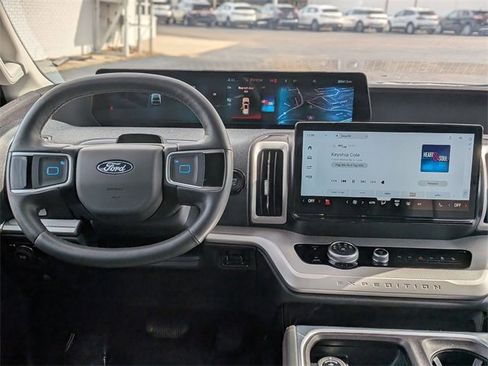 Used 2025 Ford Expedition Active image 28