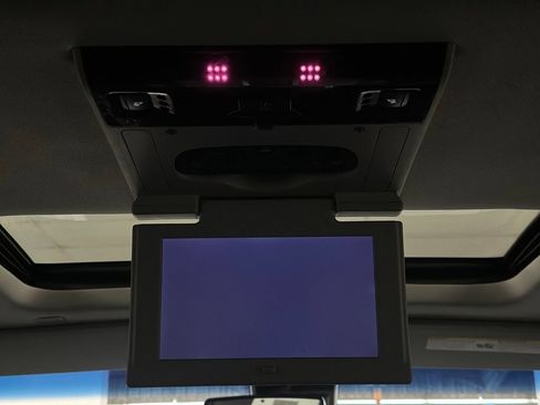 Used 2017 Chevrolet Suburban Premier RWD image 20