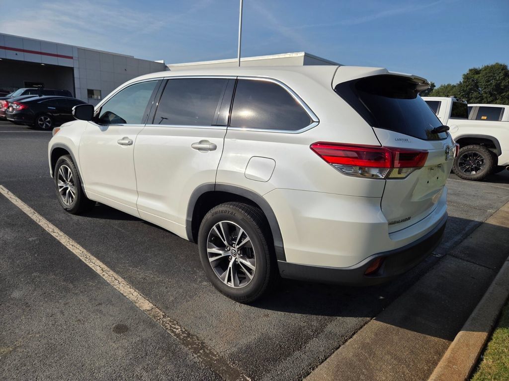 Used 2018 Toyota Highlander LE FWD image 6