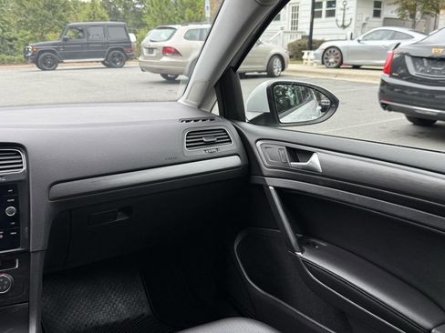 Used 2019 Volkswagen Golf SE image 25