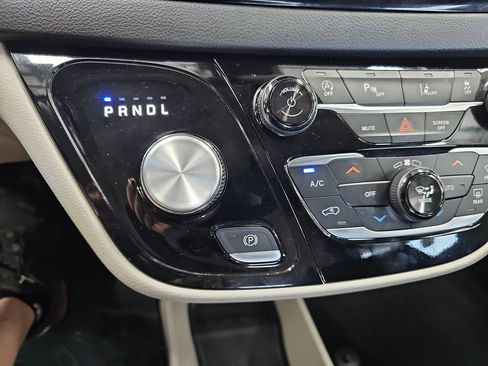 Used 2024 Chrysler Pacifica Touring-L FWD image 25