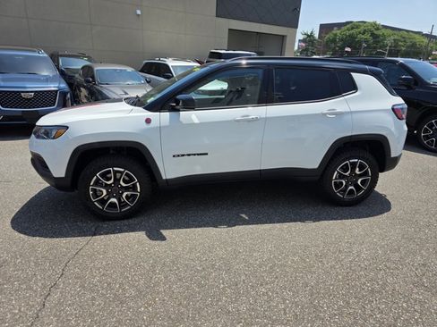 Used 2025 Jeep Compass Trailhawk AWD/4WD image 3