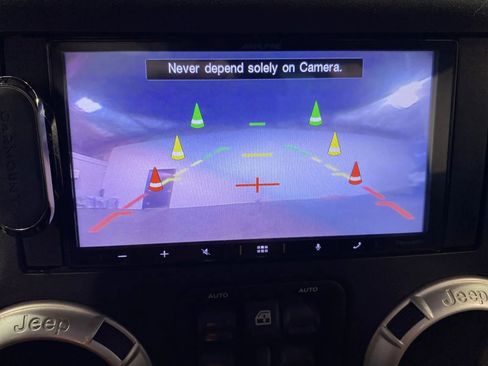 Used 2018 Jeep Wrangler Unlimited Rubicon w/ Connectivity Group image 17