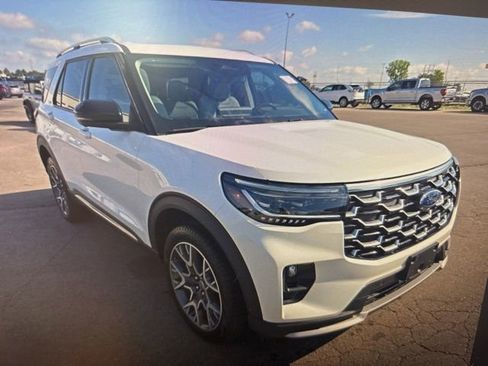 Used 2025 Ford Explorer Platinum w/ Ultimate Package AWD/4WD image 5