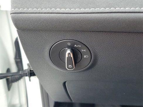 Certified 2025 Volkswagen Taos SE image 27