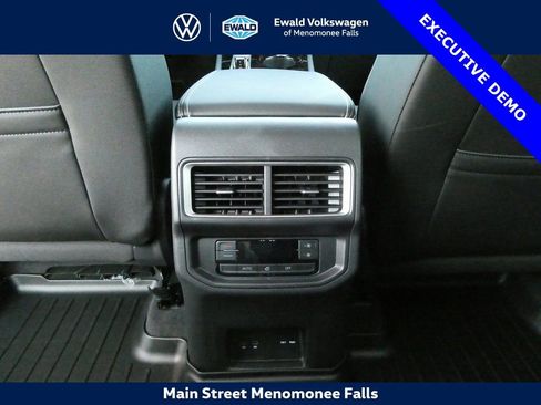Certified 2025 Volkswagen Atlas SE image 40
