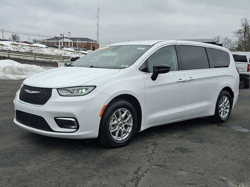 Used 2024 Chrysler Pacifica Touring-L image 3