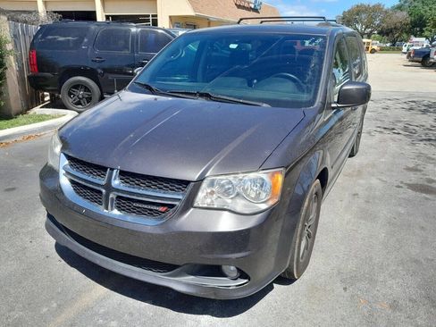 Used 2017 Dodge Grand Caravan SXT FWD image 4