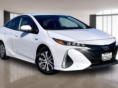 Used 2022 Toyota Prius Prime XLE FWD image 3