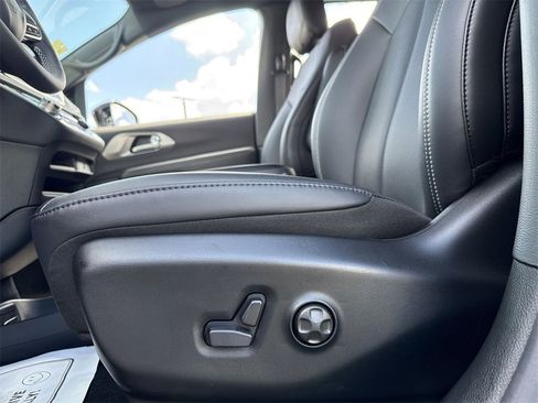 New 2026 Chrysler Pacifica Select image 11