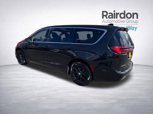 Used 2023 Chrysler Pacifica Touring-L FWD image 5
