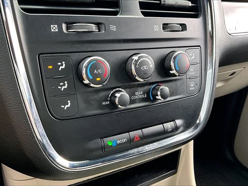 Used 2017 Dodge Grand Caravan SXT image 33