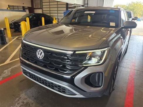 Used 2024 Volkswagen Atlas Cross Sport SE image 2