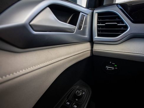 Certified 2025 Volkswagen Taos SE w/ Panoramic Sunroof Package FWD image 30