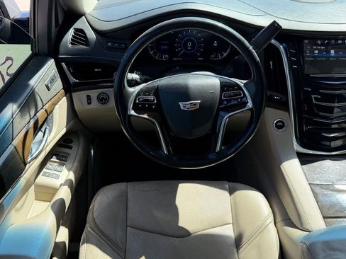 Used 2018 Cadillac Escalade ESV Luxury AWD/4WD image 9