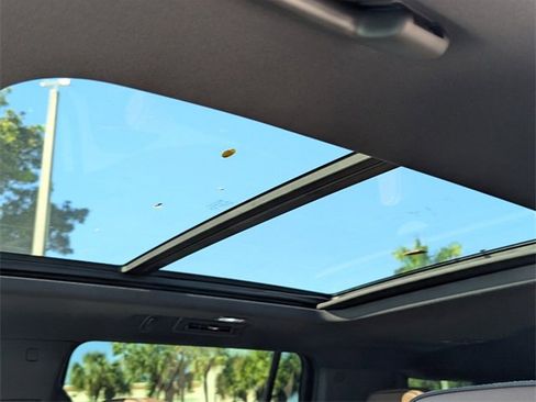 Used 2025 Chevrolet Suburban High Country image 20