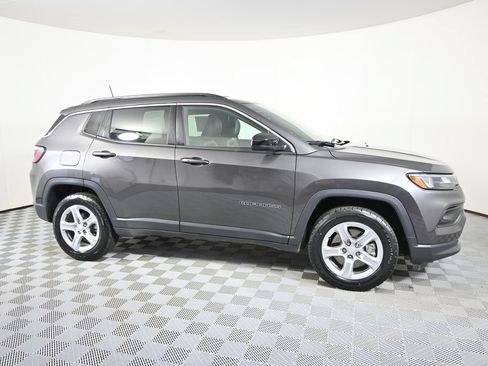 Used 2023 Jeep Compass Latitude w/ Convenience Group AWD/4WD image 8