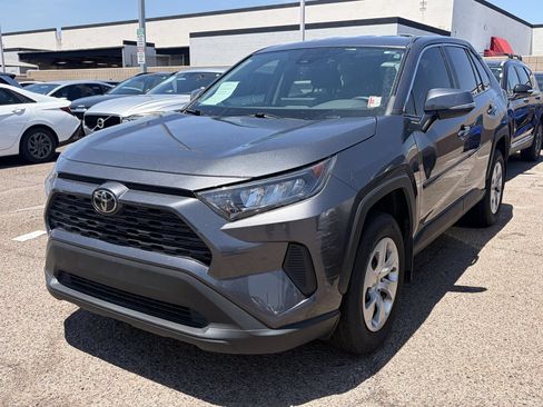 Used 2022 Toyota RAV4 LE AWD/4WD image 4