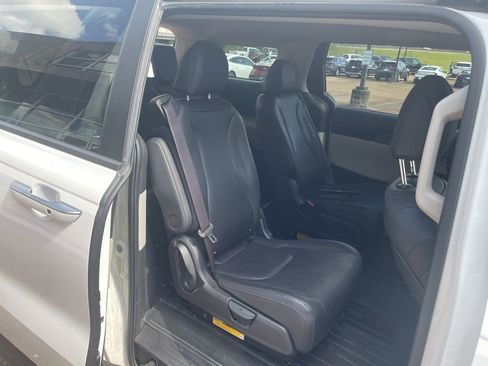 Used 2023 Kia Carnival LX image 12