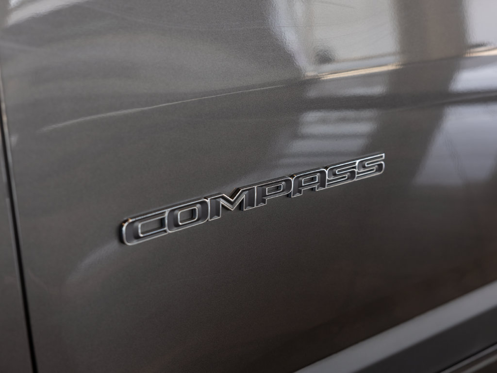 Used 2018 Jeep Compass Latitude FWD image 7