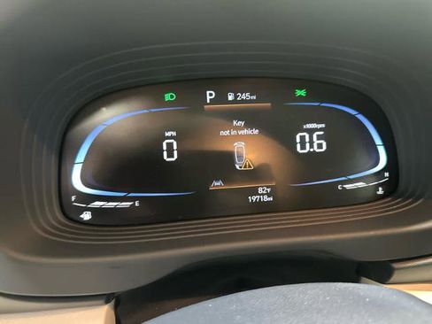 Used 2024 Hyundai Venue Limited FWD image 21