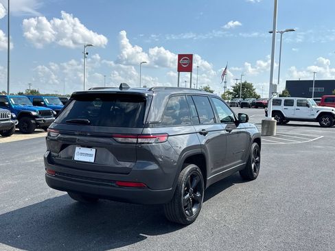 Used 2023 Jeep Grand Cherokee Altitude AWD/4WD image 3